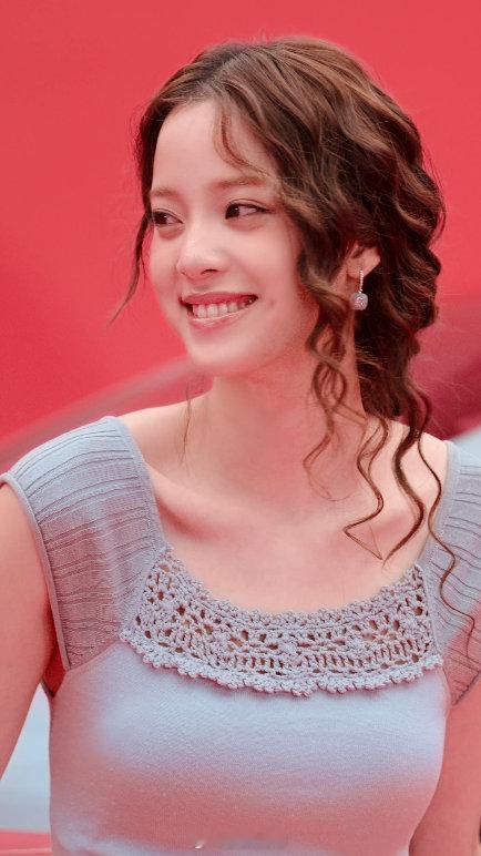 欧阳娜娜给年轻人种草乌梅子酱MONA高颜值新配色出圈！欧阳娜娜温柔粉嫩造型搭配浆
