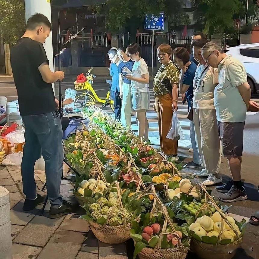 这是我见过最会摆摊的老板，水果卖出去，篮子也卖出去了！