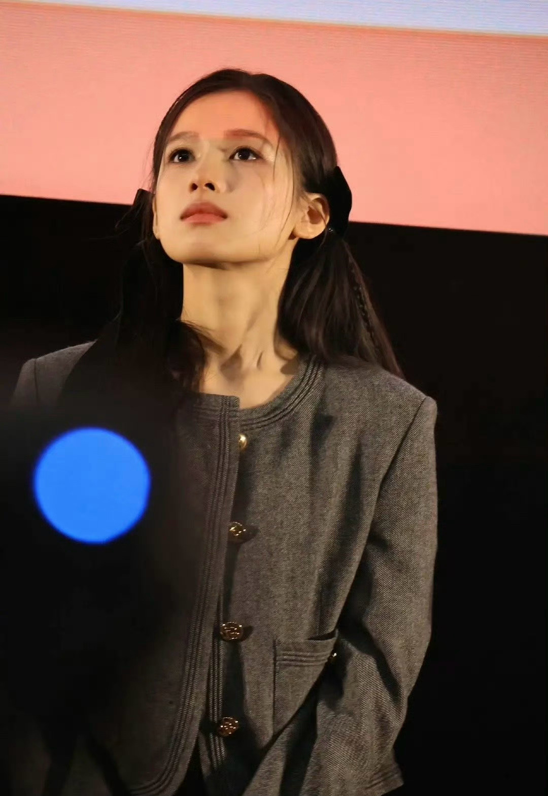 宋威龙摩挲张婧仪脸颊张婧仪妥妥的浓颜系美女，好有港风氛围 