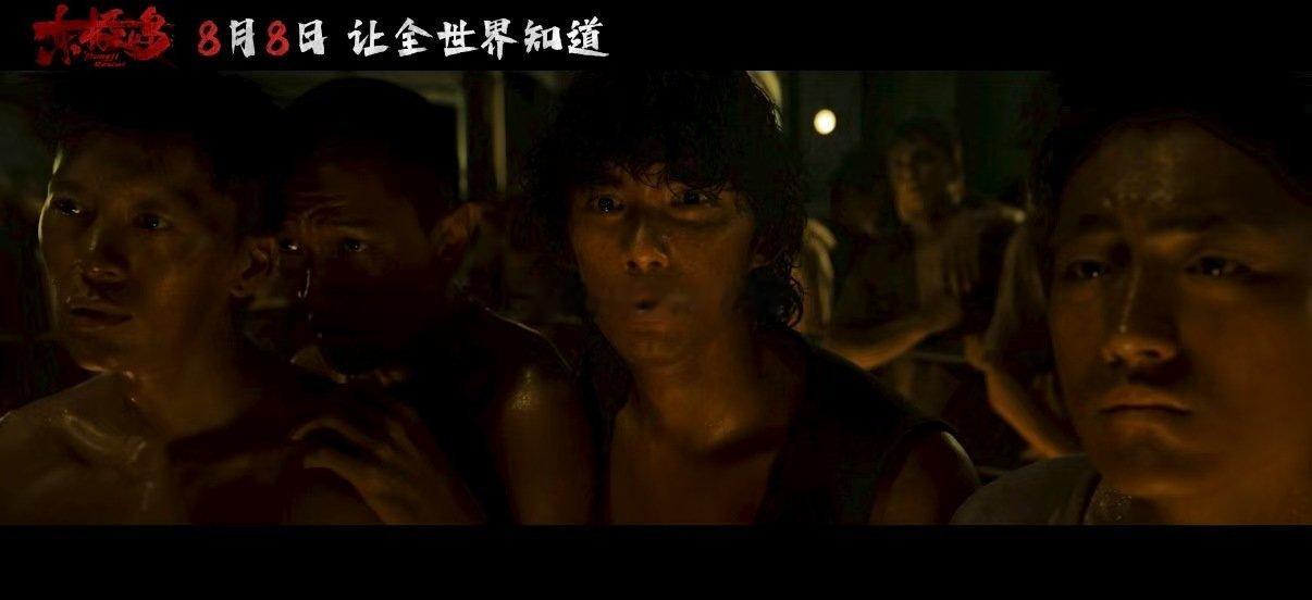 电影东极岛制式海报自带压迫感  为了还原历史，《东极岛》剧组用心良苦，不仅复刻船