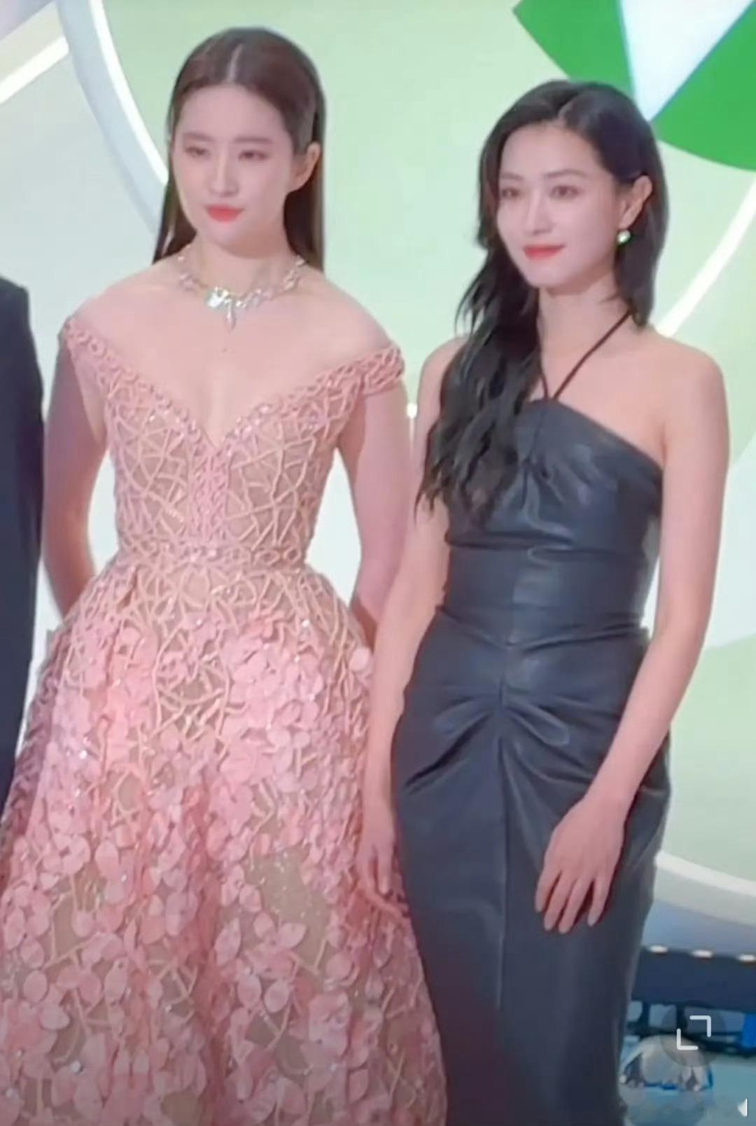 刘亦菲和万茜的同框显得她的溜肩也太丑了吧 ​​​