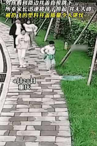 吓出来我一身冷汗！真的是无知者无畏，或者说初生牛犊不怕虎，这小男孩居然毫不犹豫的