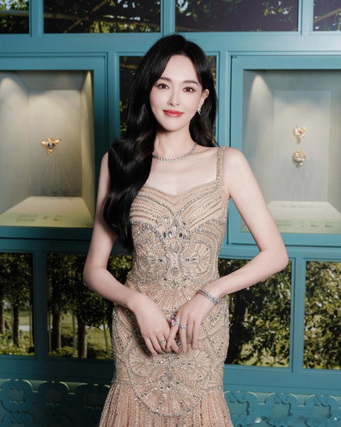 1、唐嫣《爱情没有神话》播出没什么问题了，暂定下个月初网络电视台同步播出，宣传也