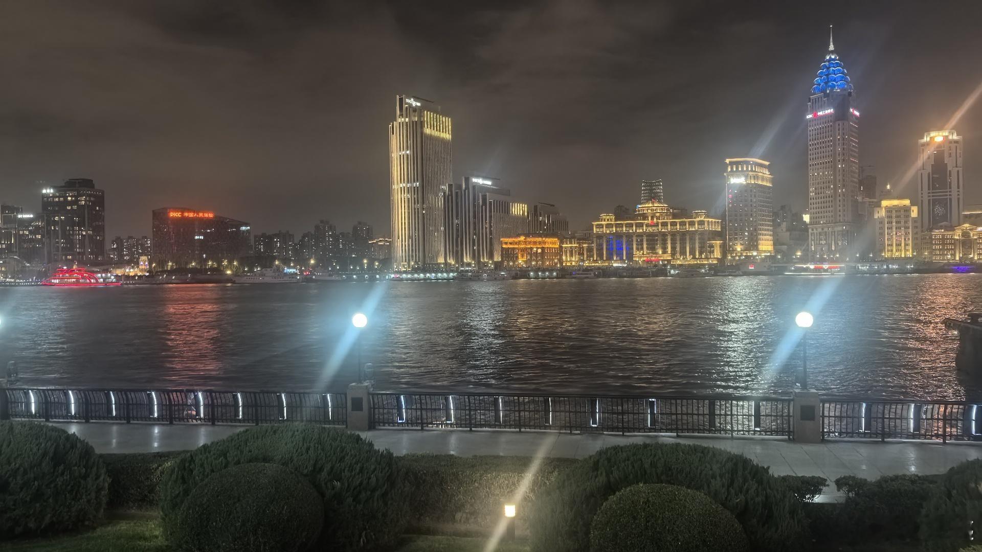 来上海二十年了，最喜欢的就是外滩滨江路，最喜欢的餐厅就是这里，几乎把最美最精华的