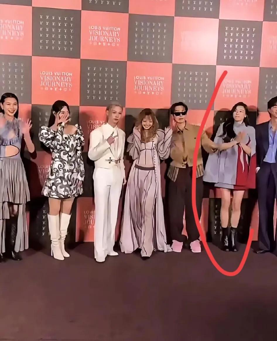 全智贤被挤到边缘了，路易威登活动现场，只要Lisa在，全智贤好像就没什么位置了，