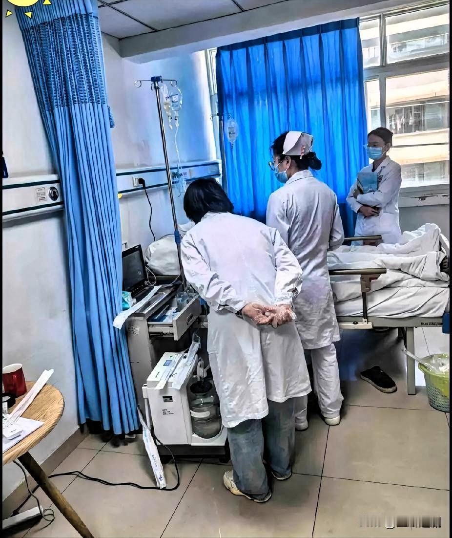 在天津第一中心医院住院部，我碰见个姑娘，看着就可怜。她是独生女，没妈，跟57岁病