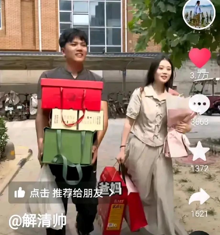 去年12月份，解清帅寻亲成功后，占了热搜榜长达半个月！

之后他带着全家开始直播