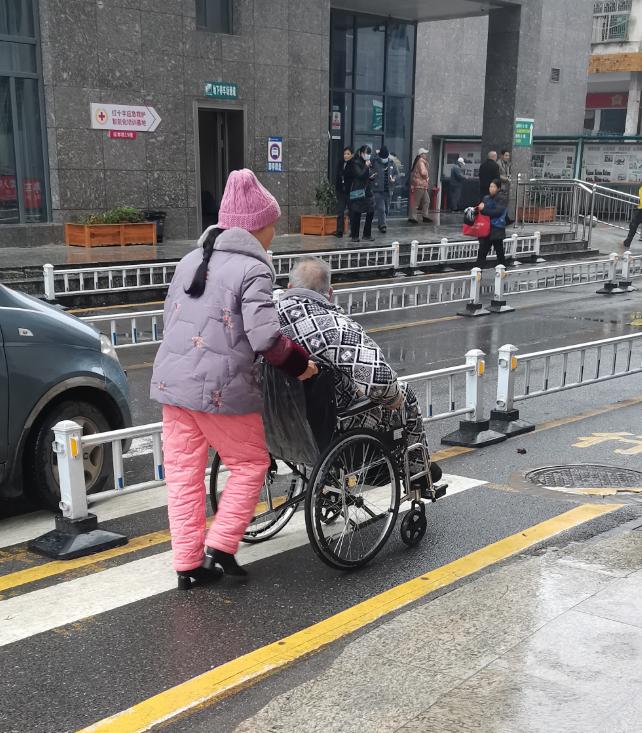 退休之后是和子女同住更好，还是独自独居生活，哪一种晚年生活才更加自在舒心？

其
