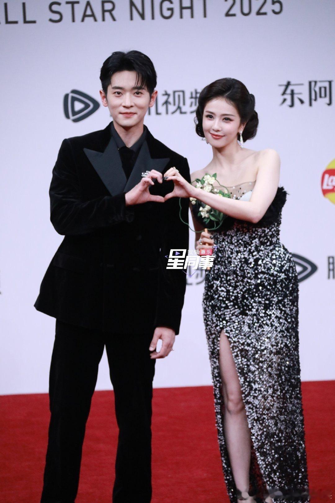 星光大赏cp同框星光大赏cp合照星光大赏红毯直播，星光大赏cp同框合照《莫离》白