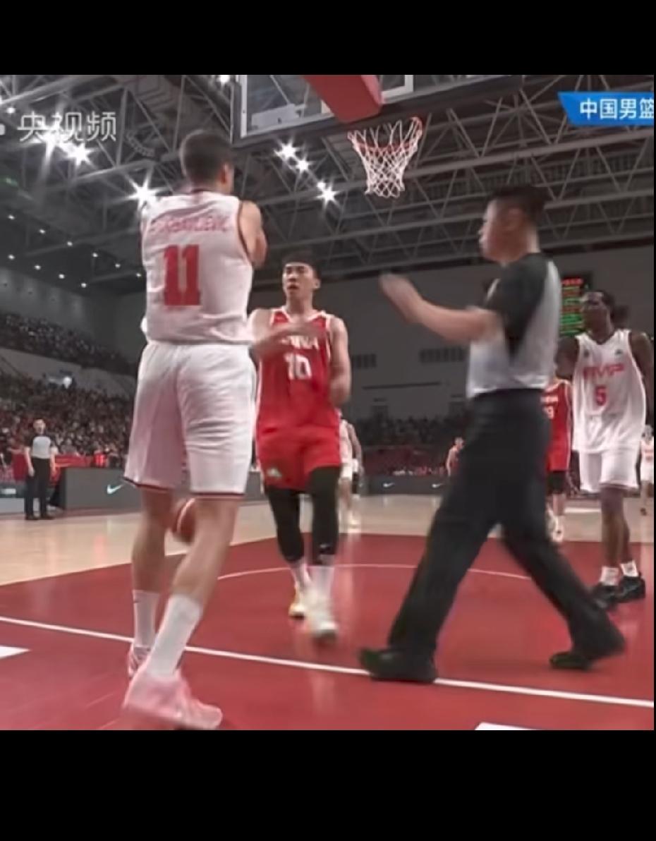 中国男篮球员王俊杰太硬气了啊，面对这个热身赛球队的外国球员，王俊杰直接上去干扰对