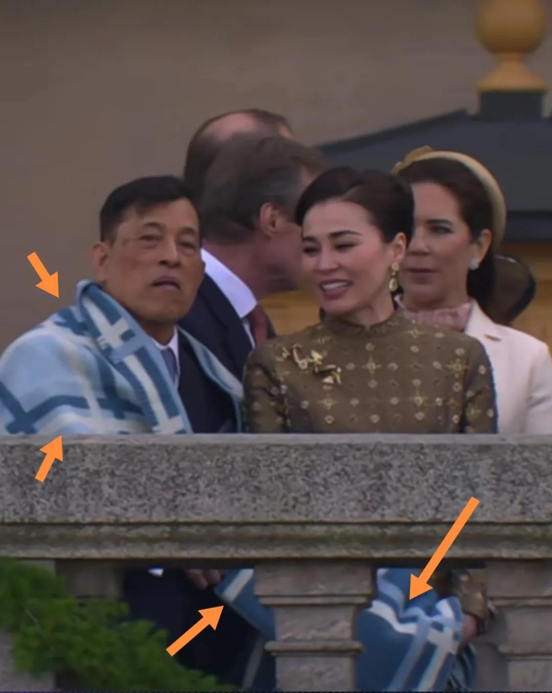 瑞典国王80岁寿宴上泰国国王身披长毛毯观看典礼。