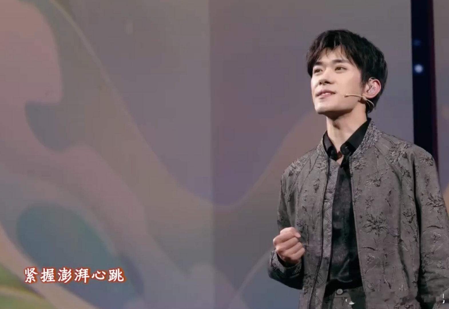 一打开央视元宵晚会，开场就是易烊千玺！《一礼成人》直接惊艳全场，红衣少年又帅又正
