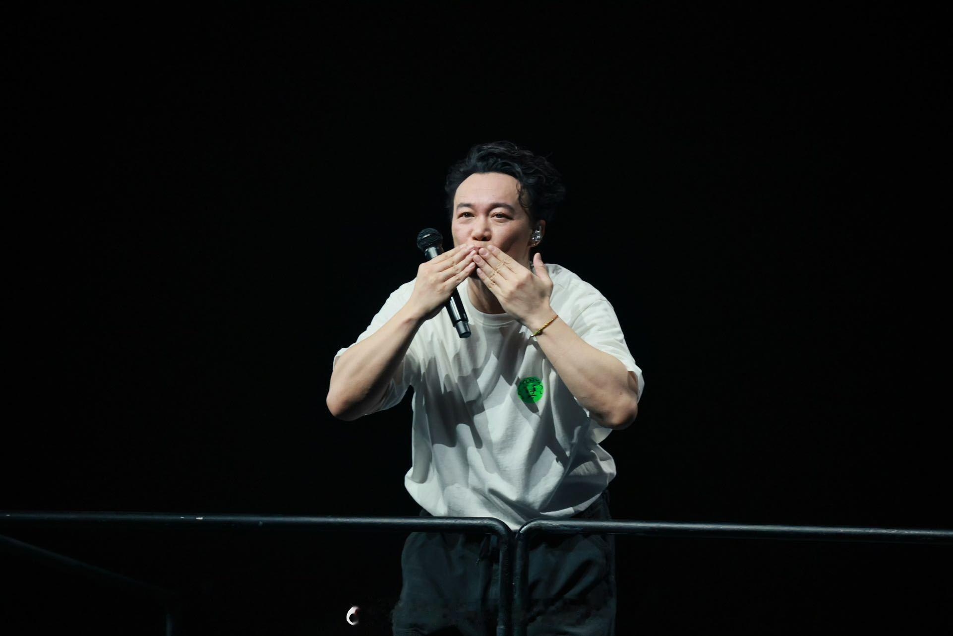 #陈奕迅大连尾场# 和小伙伴一起奔赴这场音乐之约，仿佛又回到了上一轮 life 