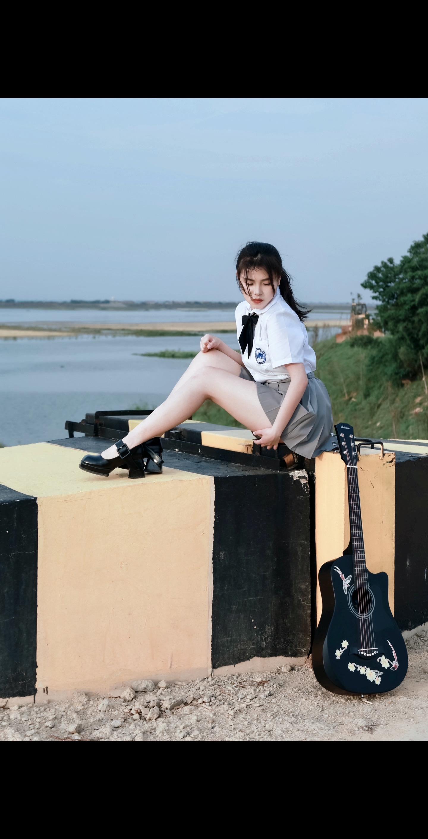 少女的青春年华｜在盛夏的旋律中长存。《学院风jk少女写真》
时间带不走年轮、流年带不走青春、青春永不散场。
摄影师：丁子墨
模特