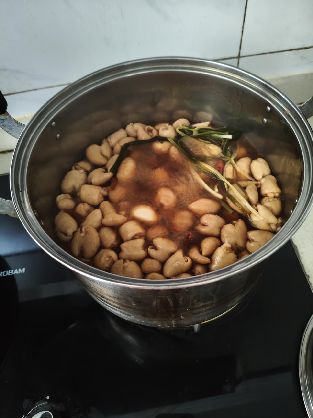 今日美食打卡昨天周日儿子在家休息，买了猪大肠，做了红烧猪肠！