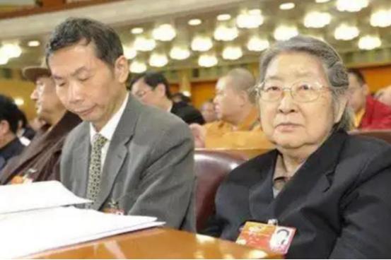 1996年中央军委决定给李敏副军职待遇，她说：我父母是我父母，我是我，感觉自己受