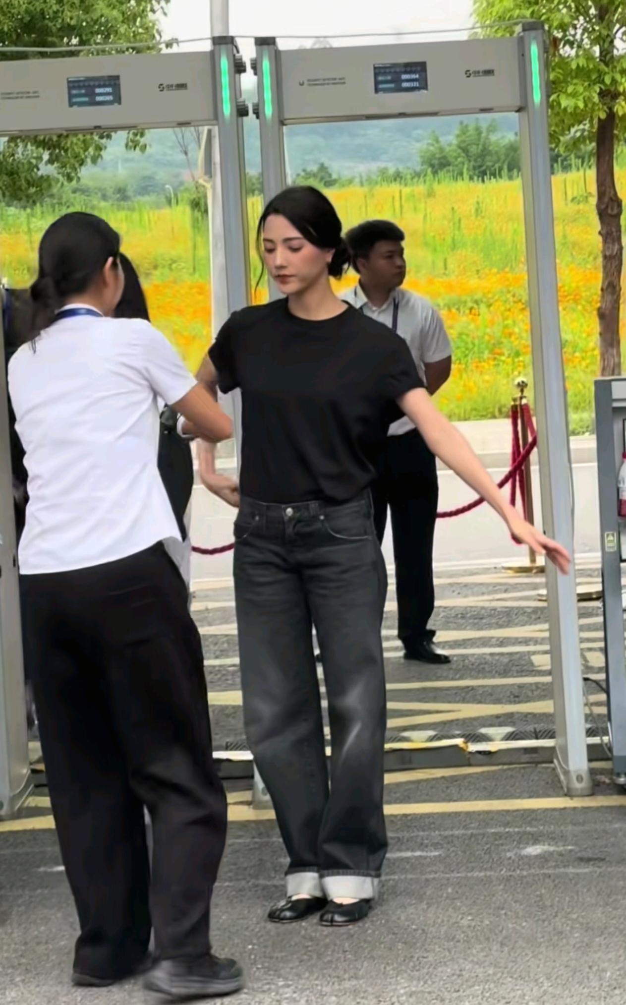 娜然作为2026重庆动画电影周青年大使现身场外，一身黑T恤牛仔裤格外朴素。

无