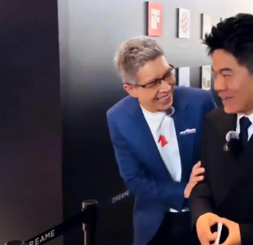 董宇辉主动让出C位，不是格局，而是顶级流量的求生本能。
一个是央视名嘴，代表国