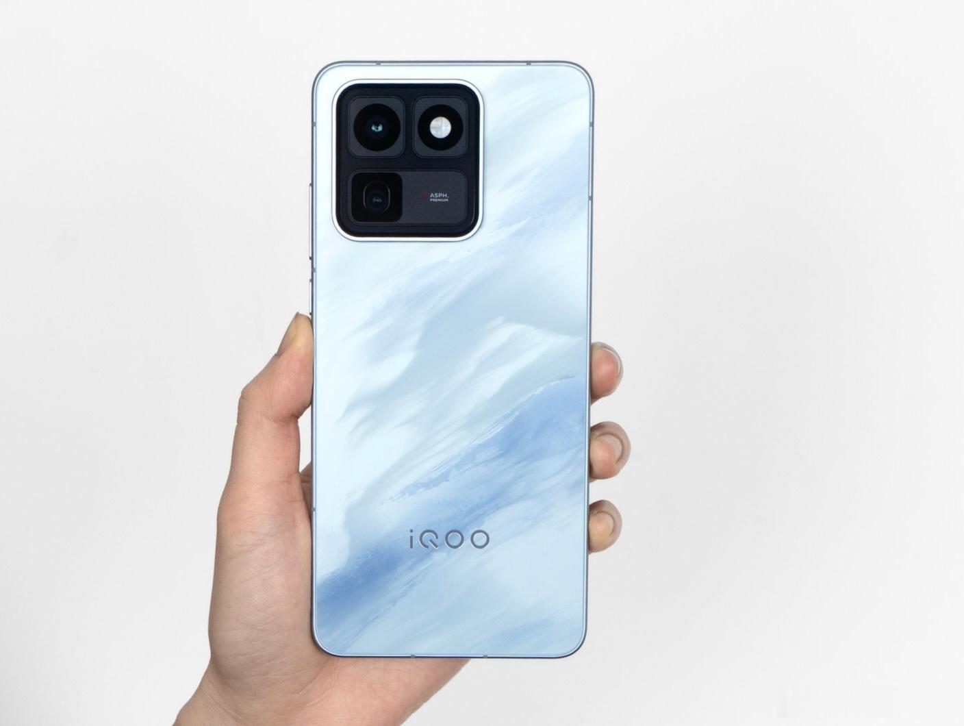 iQOO15T 共三款配色：青云、传奇版、赛道版。最爱青云色，淡青底色搭配流云纹
