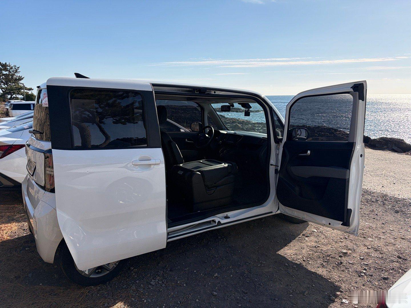 Ray:你可以认为这是个放大的Kcar。除了排气噪音有点大，储物空间没有仔细琢磨