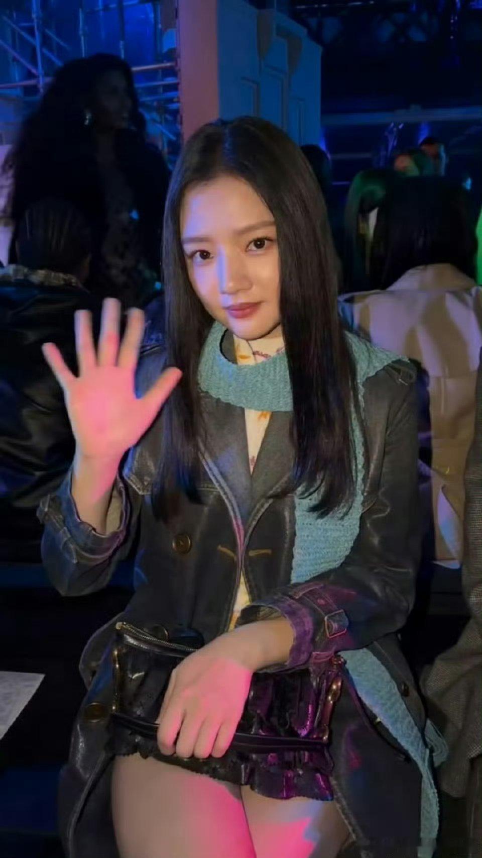 任敏 比例生图超耐看真的太美了，身材纤细比例出众，黑长直清冷感十足，轻松演绎英伦