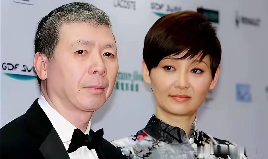 徐帆真是可惜了，为了名利嫁给了冯小刚，这辈子却没有自己的孩子，老了估计是晚景凄凉