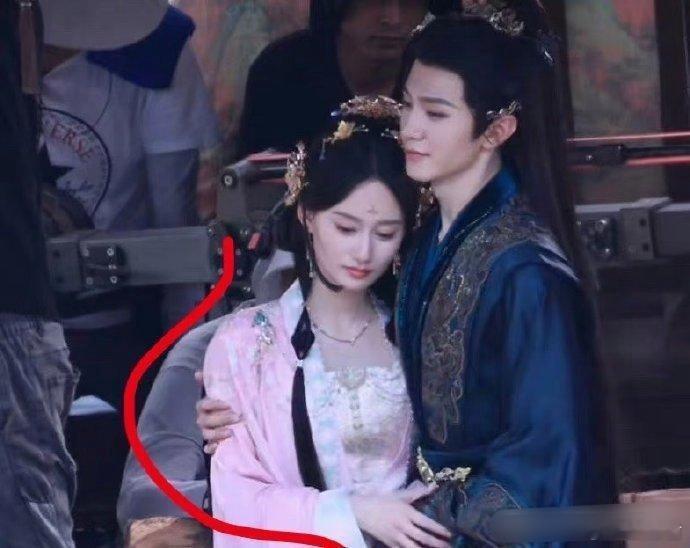 谁家兄妹是这么抱着的啊？合适吗？古装剧越来越离谱了 