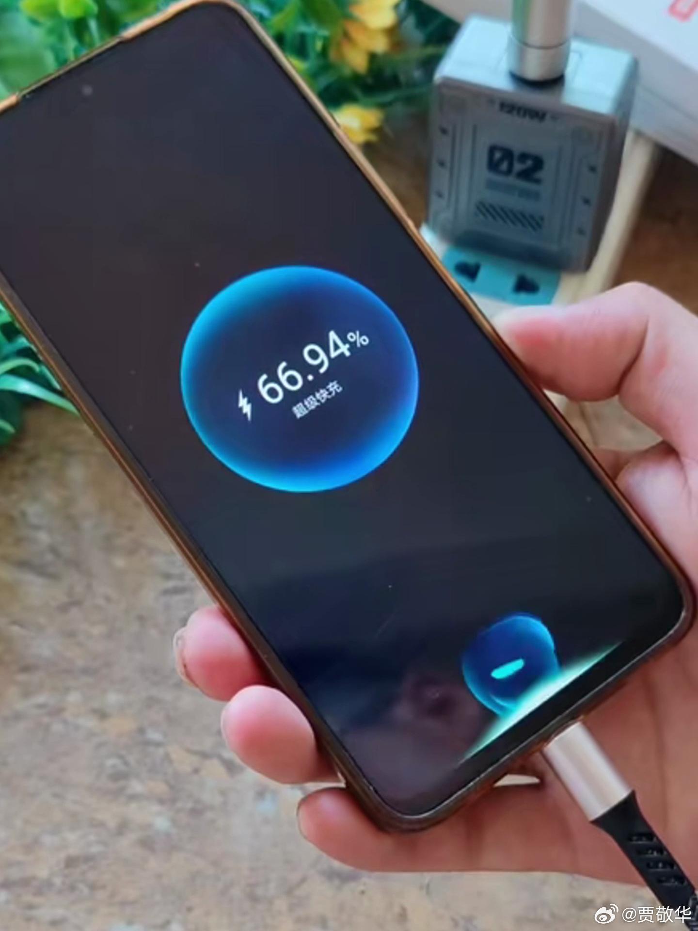 刚才有粉丝问了一个奇怪问题，说他刚买的手机充电到100%的时候，不显示已经充满，