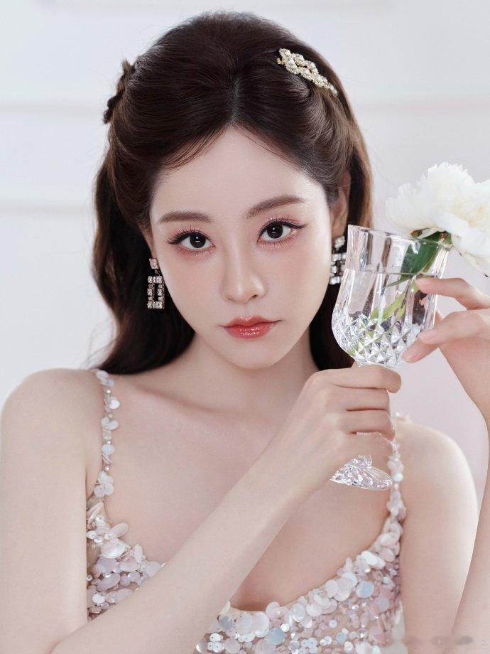 晚宴上的公主祝绪丹RV晚宴上的祝绪丹祝绪丹亮片短裙又闪又灵动，半扎卷发公主味拉满