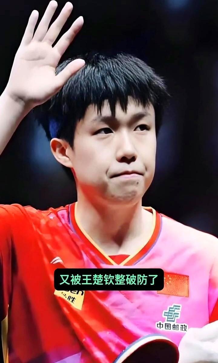 他蹲在工地墙角啃馒头，手机屏亮着：孩子期末考了年级前十。
风一吹，馍渣掉进泥里，