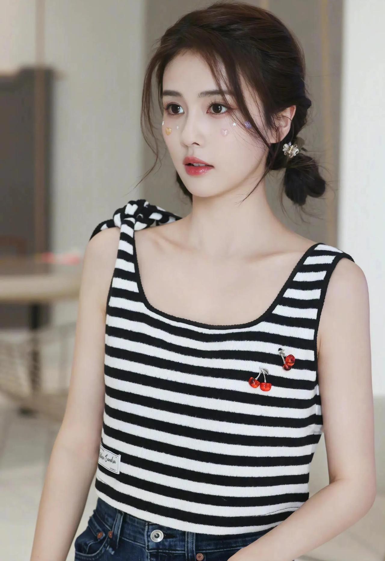 白鹿是继赵丽颖之后，我唯一一个感觉她有演技的。可能是因为她不是科班出身吧，所以她