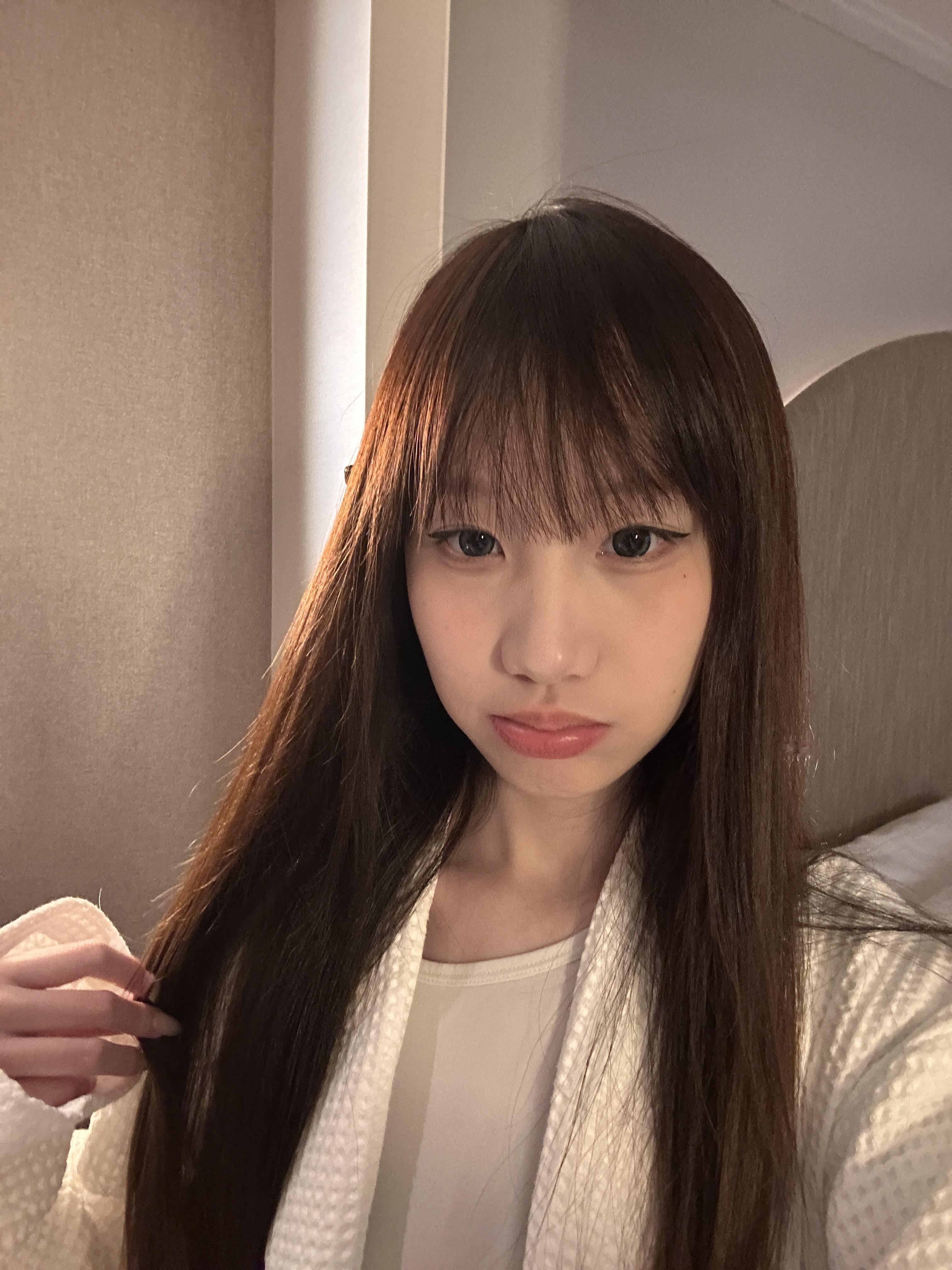 妹妹去看大巴黎的欧冠啦～结果看睡着了......... 