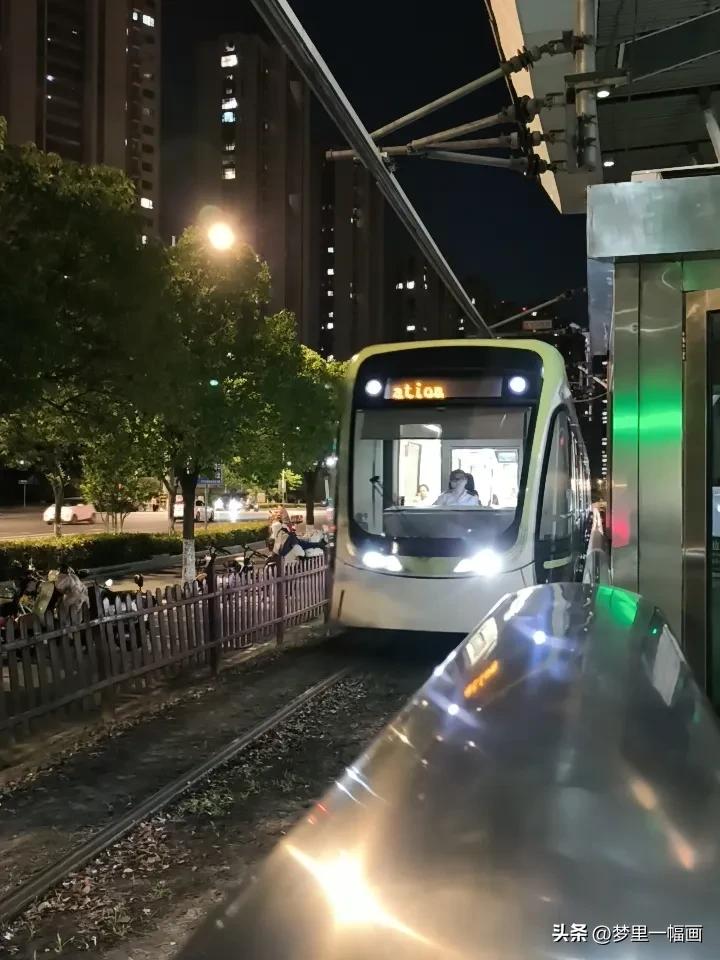 路过的发一张轻轨站南京江宁麒麟轻轨南湾营街站，这站周边居民区集中。上下班时间人较