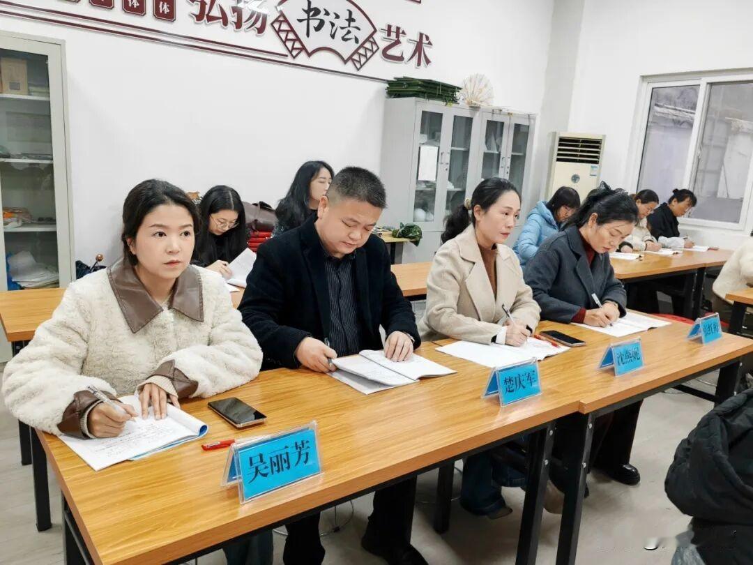 12月12日上午，附小集团东关学校与七里中心小学开展“共建高效课堂，携手教学相长