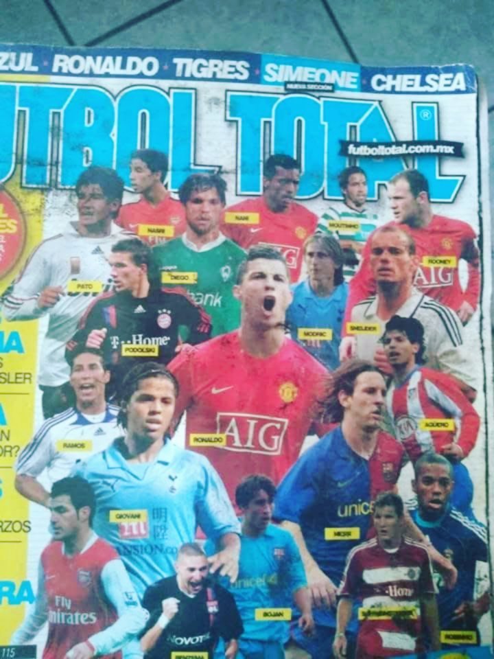 C罗[超话]和c罗一起siu到最后曼联 《Futbol Total》杂志在200