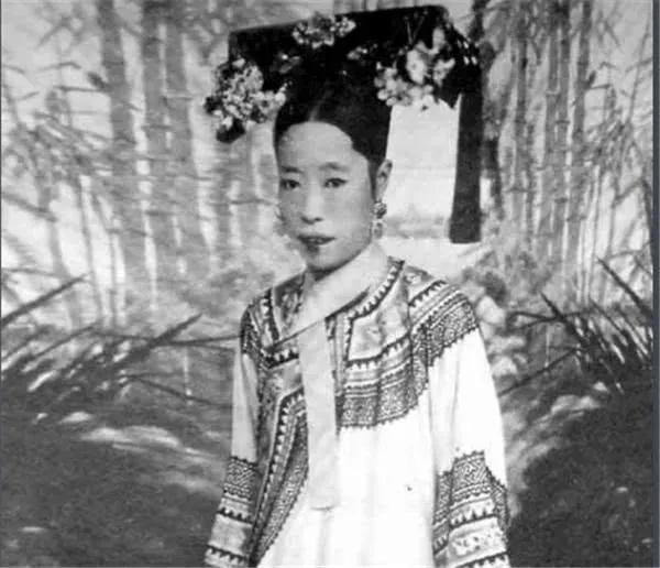 这是光绪的皇后，也是后来我们称的隆裕太后，从图片中，我们可以看得出来，隆裕长的并