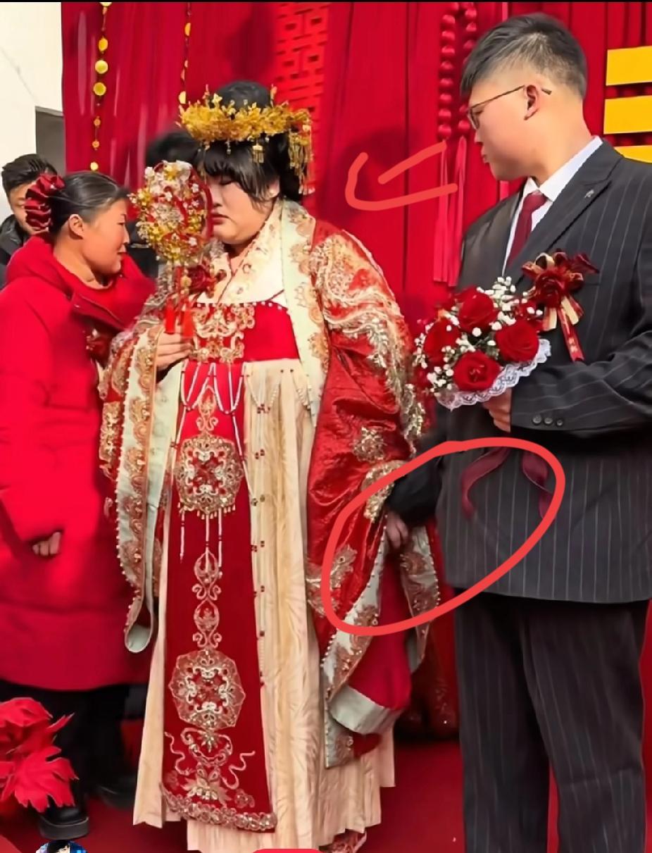 我有预感
大衣哥女儿这次选的老公，
可不一般，不信你看朱雪梅的手，她对老公肯定是