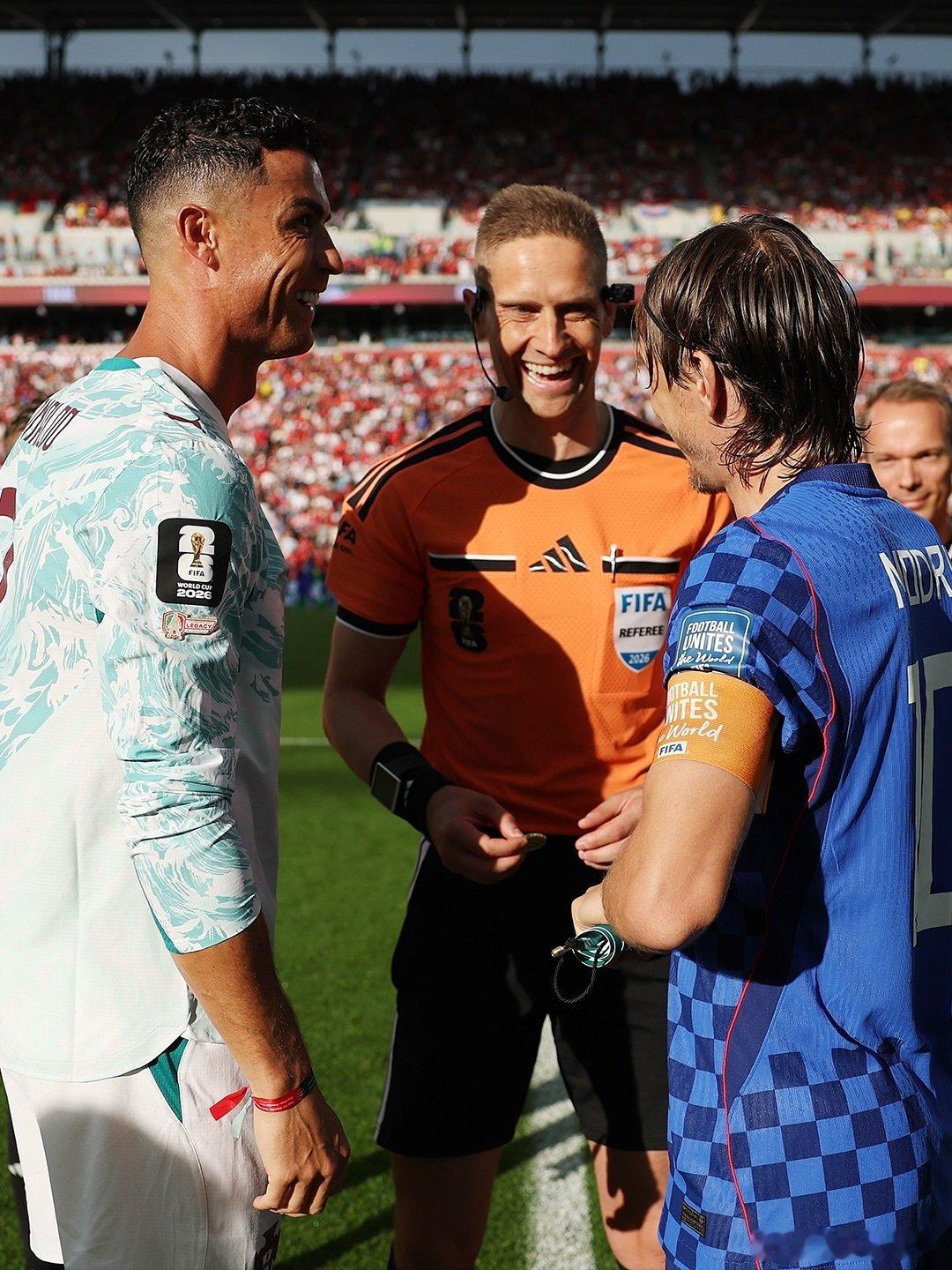 C罗魔笛最滚烫最纯粹的足球注脚C罗魔笛屹立足坛二十余载的传奇四十岁仍驰骋沙场，C
