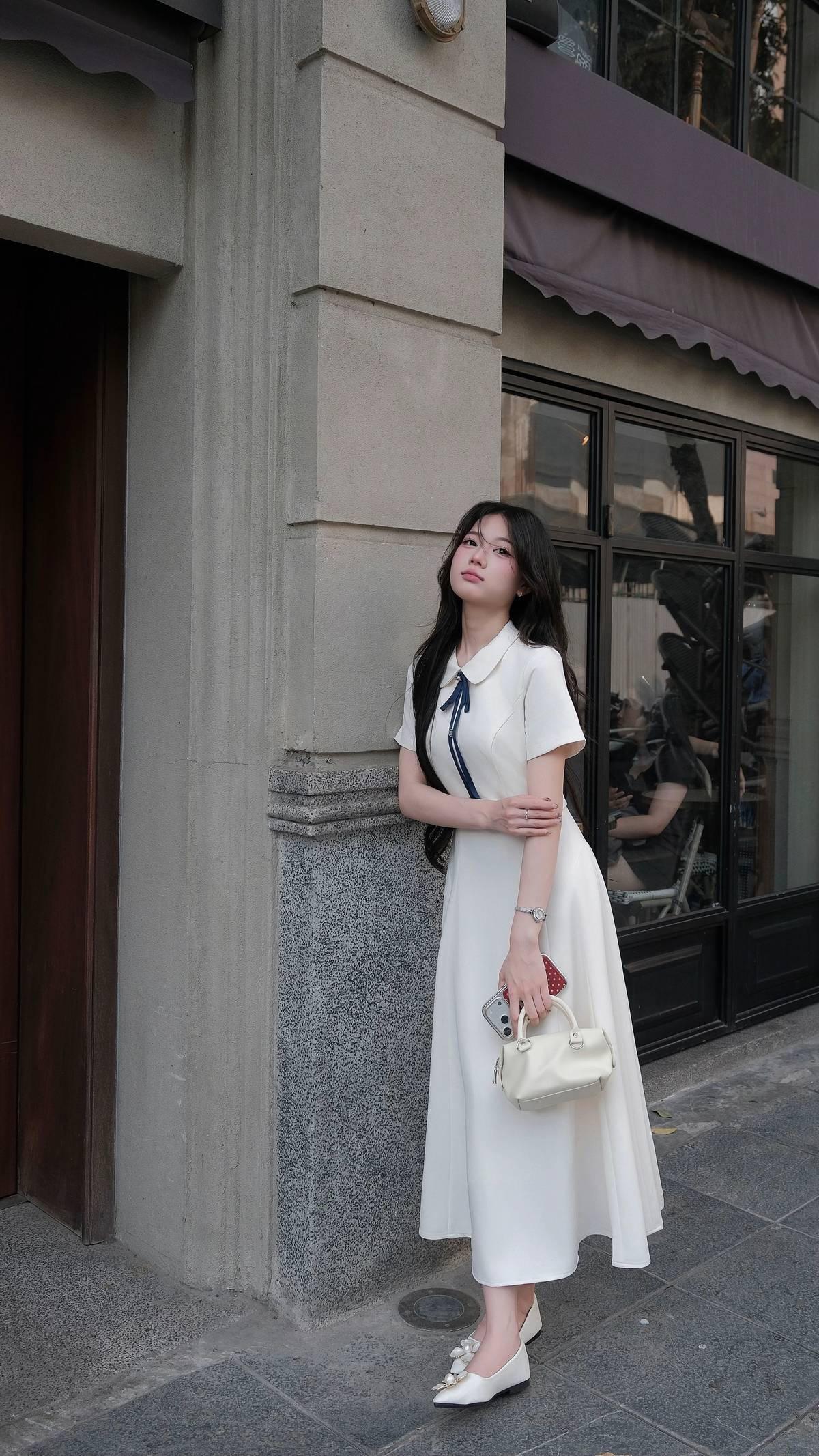 韩系温柔学姐风✨ 通勤穿搭天花板

谁能拒绝一件自带氛围感的白月光连衣裙啊！
奶