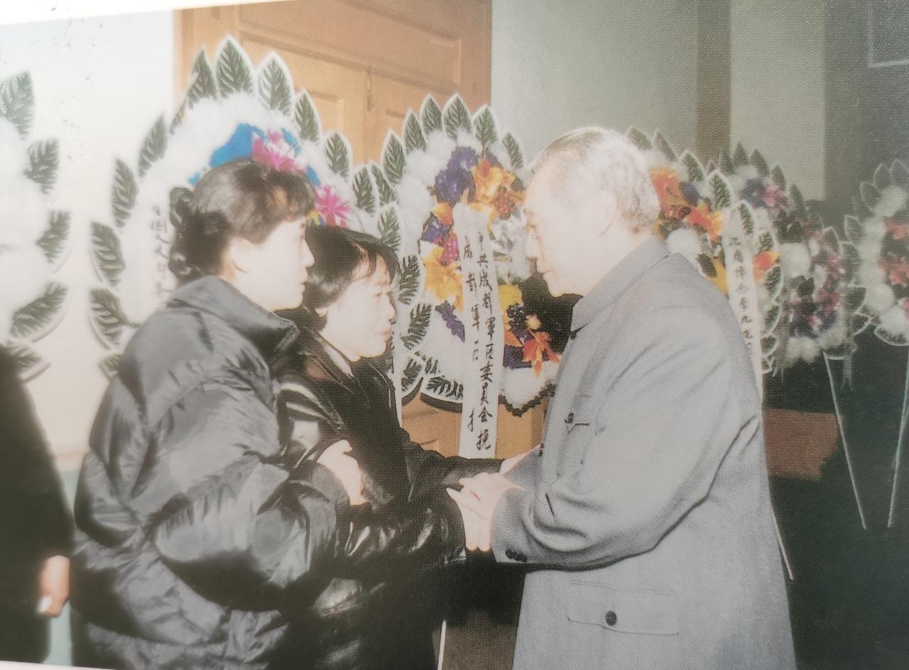 2003年，李九龙上将逝世，享年75岁。原海军政委李耀文来向李九龙遗体告别，并同