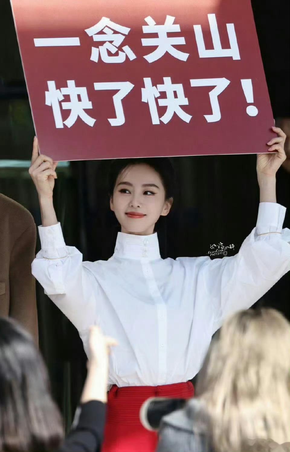 #你们怎么说服刘诗诗干这事儿的# ​为什么刘诗诗举牌子举手投足都这么美啊[赢牛奶