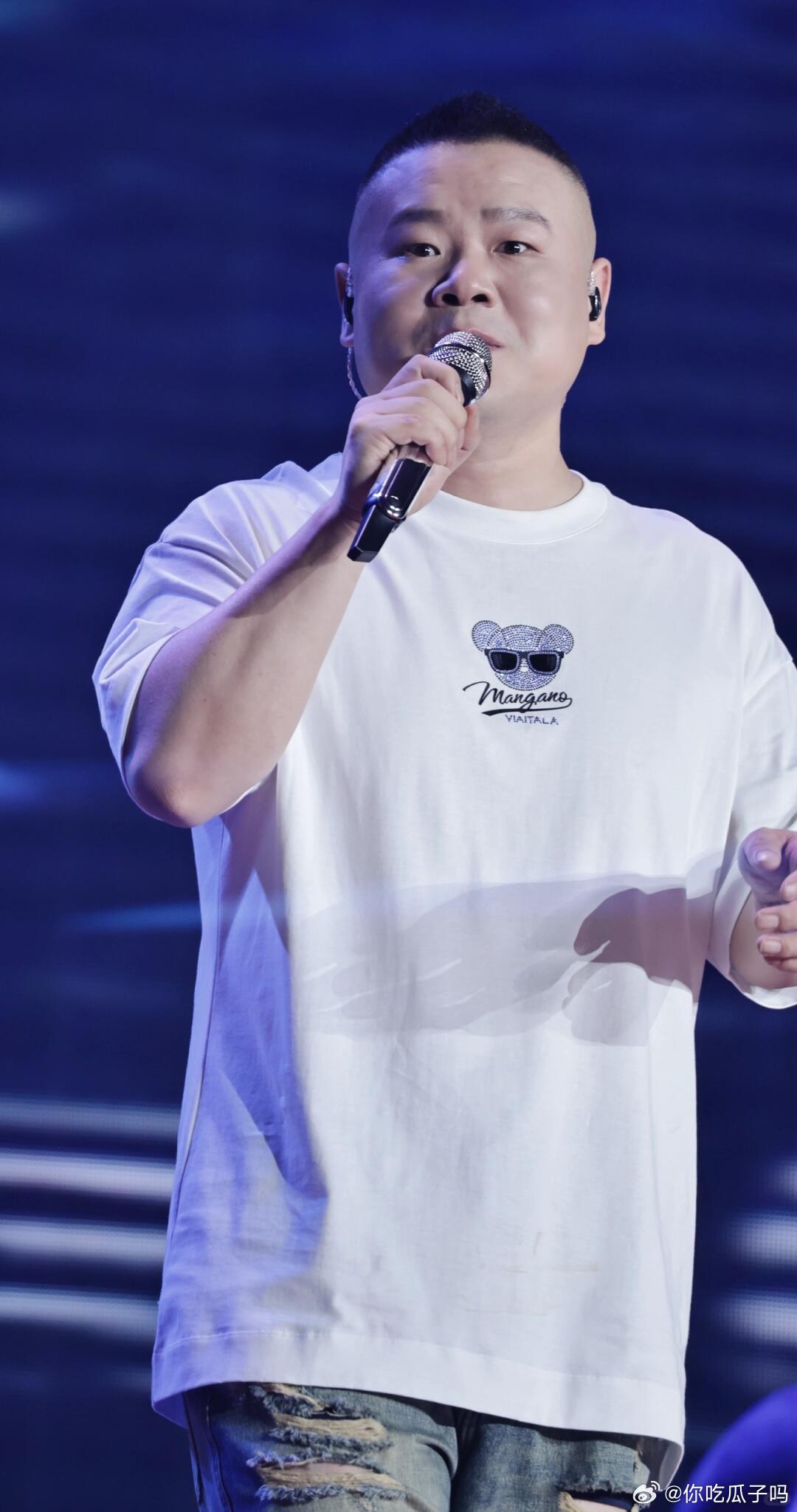 岳云鹏室内抽烟岳云鹏与孙越、烧饼等人聚餐，饭后室内抽烟，神还原自己的经典抽烟表情