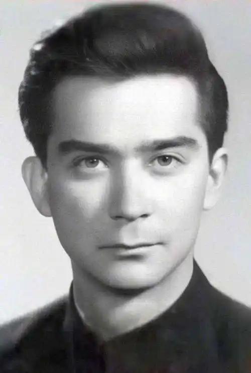 1963年，石油专家王德民，因为长得英俊，追他的女孩排成长队，他烦得眉头紧皱，放