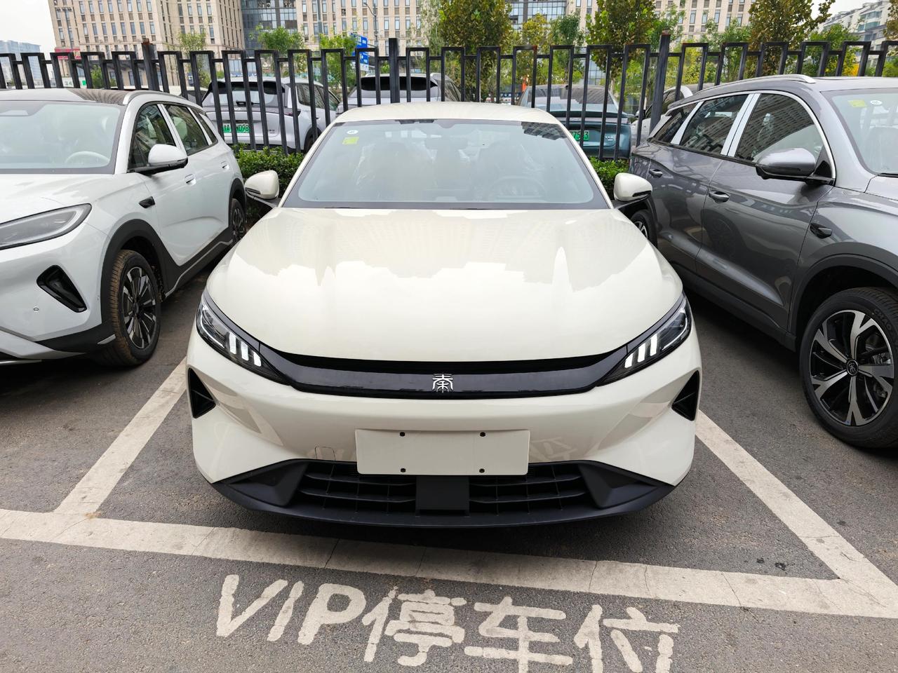 比亚迪第三代秦PLUS DM-i实车来了，在售2026款起步7.98万，新款价格