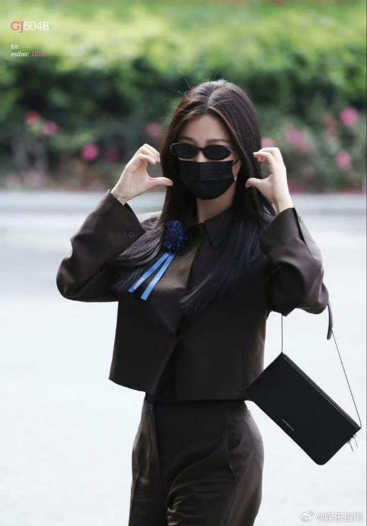 虞书欣今日份出发图，来看看百变穿搭的可爱女孩