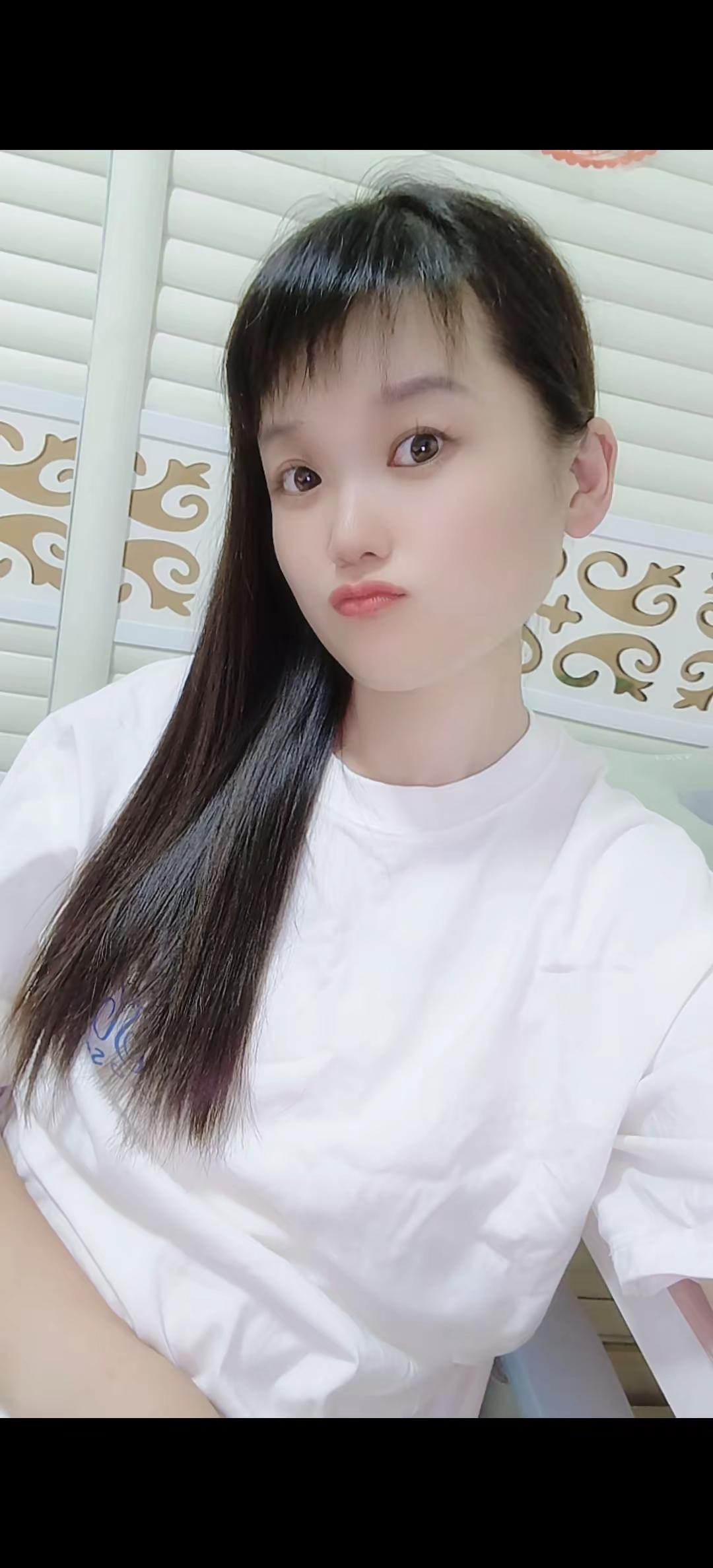 简简单单的自然美就可以啦。不需要太艳的装扮，就这样就好。