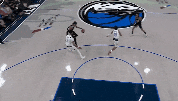 好家伙！敢这么打浓眉的只有文班了！
在今天NBA常规赛马刺对阵独行侠的第二节比赛