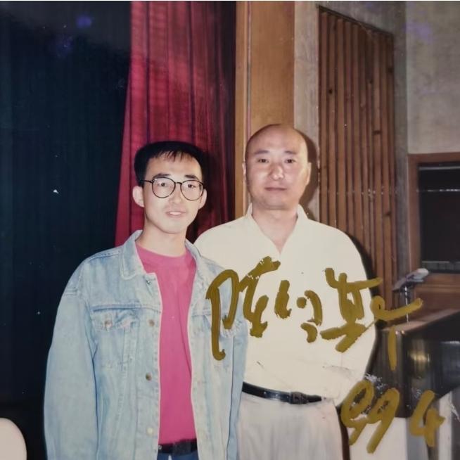 1994年，陈佩斯和粉丝的合影，地点为沈阳，照片右侧人物正是陈佩斯，左侧是一名喜