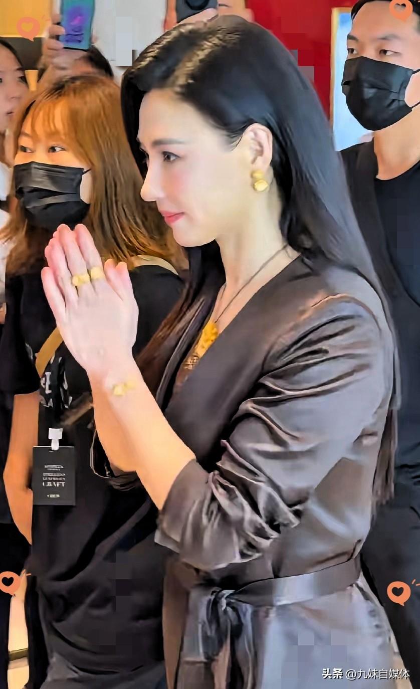 朋友私下见过张柏芝，
她说大家都被骗了，
张柏芝真人根本不长电视里那样，而且她还