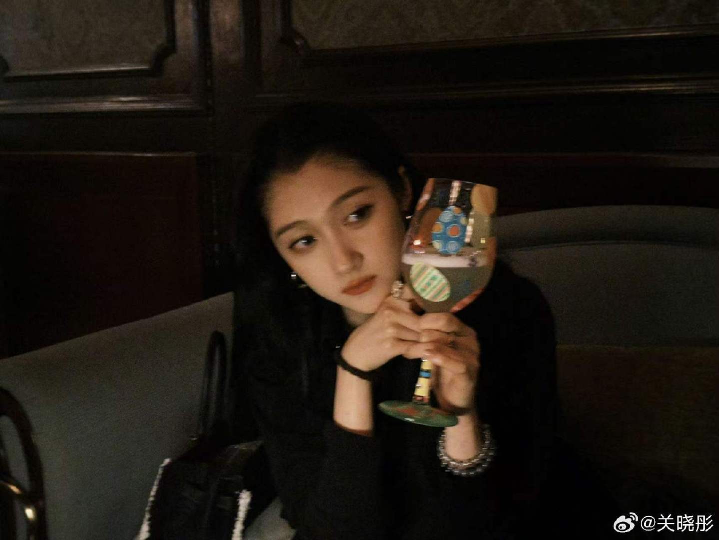 关晓彤帽个泡plog关晓彤蓝瞳 关晓彤蓝瞳真的好好看啊 